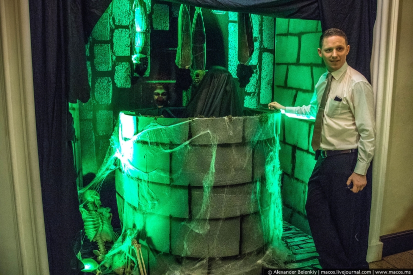 Los vicios de Dublín por la noche: un Halloween de borrachos en la iglesia y personas sin hogar atadas Los vicios de Dublín por la noche: un Halloween de borrachos en la iglesia y personas sin hogar atadas