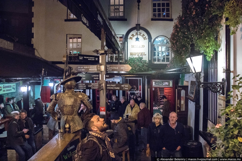 Los vicios de Dublín por la noche: un Halloween de borrachos en la iglesia y personas sin hogar atadas Los vicios de Dublín por la noche: un Halloween de borrachos en la iglesia y personas sin hogar atadas