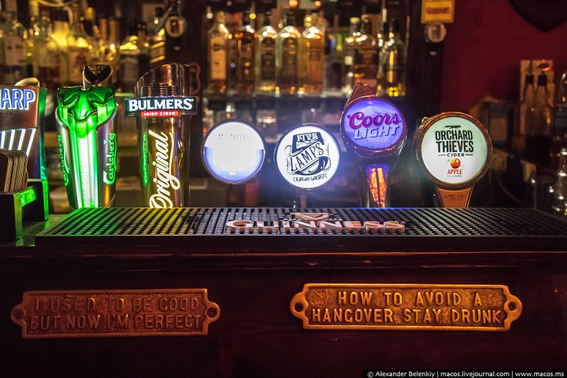 Los vicios de Dublín por la noche: un Halloween de borrachos en la iglesia y personas sin hogar atadas Los vicios de Dublín por la noche: un Halloween de borrachos en la iglesia y personas sin hogar atadas