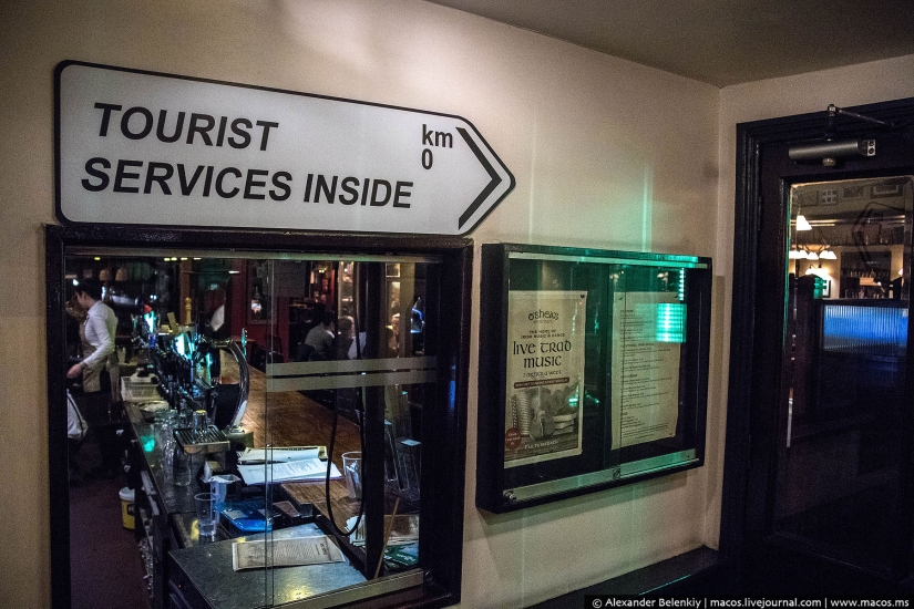 Los vicios de Dublín por la noche: un Halloween de borrachos en la iglesia y personas sin hogar atadas Los vicios de Dublín por la noche: un Halloween de borrachos en la iglesia y personas sin hogar atadas