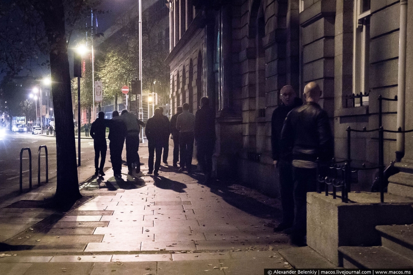 Los vicios de Dublín por la noche: un Halloween de borrachos en la iglesia y personas sin hogar atadas Los vicios de Dublín por la noche: un Halloween de borrachos en la iglesia y personas sin hogar atadas