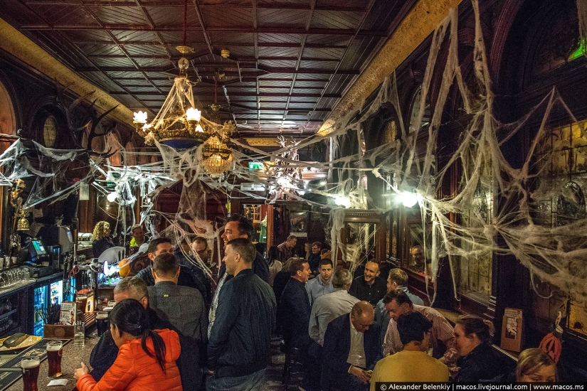 Los vicios de Dublín por la noche: un Halloween de borrachos en la iglesia y personas sin hogar atadas Los vicios de Dublín por la noche: un Halloween de borrachos en la iglesia y personas sin hogar atadas
