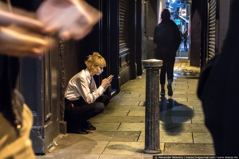 Los vicios de Dublín por la noche: un Halloween de borrachos en la iglesia y personas sin hogar atadas Los vicios de Dublín por la noche: un Halloween de borrachos en la iglesia y personas sin hogar atadas