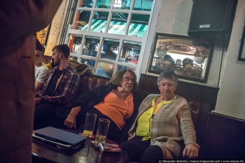 Los vicios de Dublín por la noche: un Halloween de borrachos en la iglesia y personas sin hogar atadas Los vicios de Dublín por la noche: un Halloween de borrachos en la iglesia y personas sin hogar atadas