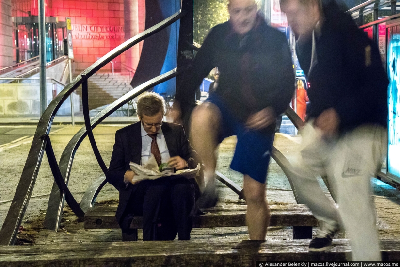 Los vicios de Dublín por la noche: un Halloween de borrachos en la iglesia y personas sin hogar atadas Los vicios de Dublín por la noche: un Halloween de borrachos en la iglesia y personas sin hogar atadas