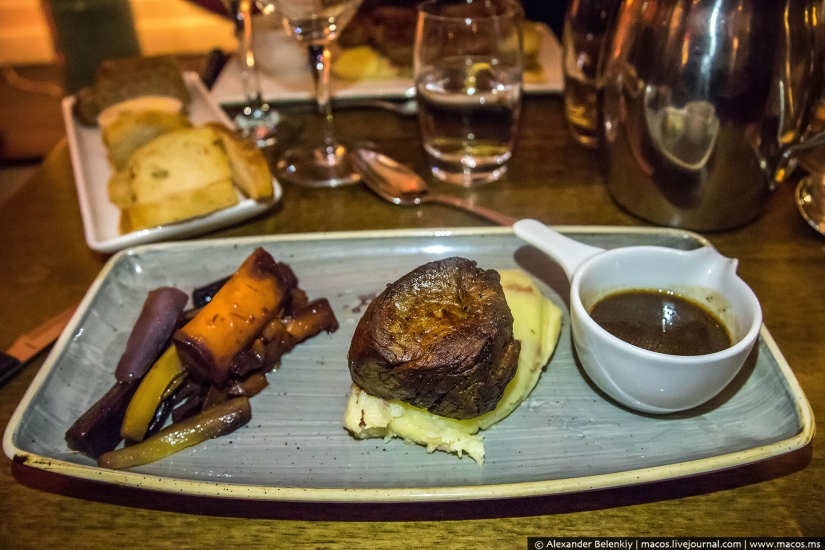 Los vicios de Dublín por la noche: un Halloween de borrachos en la iglesia y personas sin hogar atadas Los vicios de Dublín por la noche: un Halloween de borrachos en la iglesia y personas sin hogar atadas