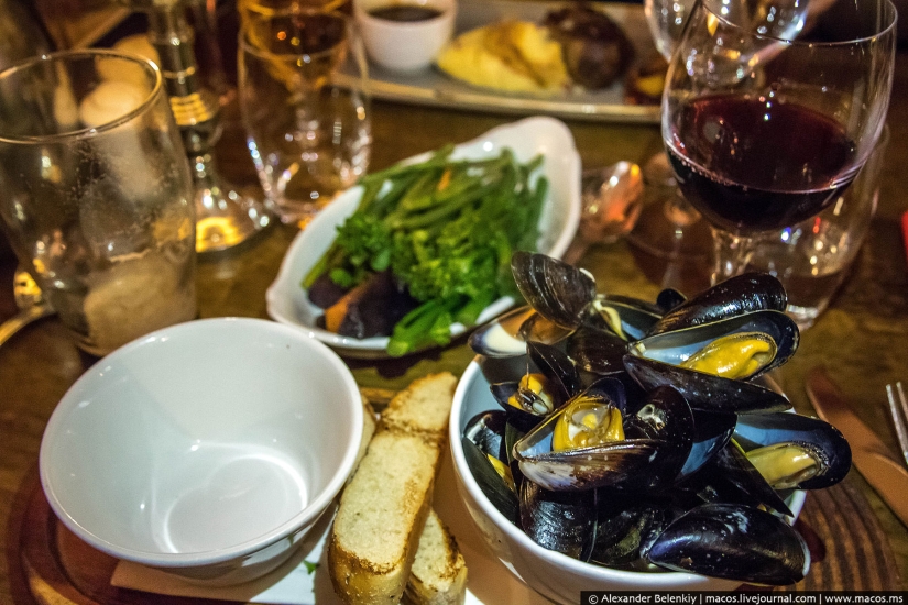 Los vicios de Dublín por la noche: un Halloween de borrachos en la iglesia y personas sin hogar atadas Los vicios de Dublín por la noche: un Halloween de borrachos en la iglesia y personas sin hogar atadas