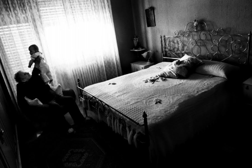 "Love is stronger than disease": a photo project about how an elderly couple struggled with Alzheimer's disease "Love is stronger than disease": a photo project about how an elderly couple struggled with Alzheimer's disease