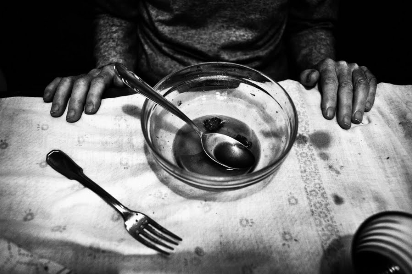 "Love is stronger than disease": a photo project about how an elderly couple struggled with Alzheimer's disease "Love is stronger than disease": a photo project about how an elderly couple struggled with Alzheimer's disease