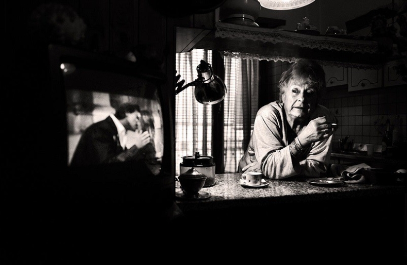 "Love is stronger than disease": a photo project about how an elderly couple struggled with Alzheimer's disease "Love is stronger than disease": a photo project about how an elderly couple struggled with Alzheimer's disease