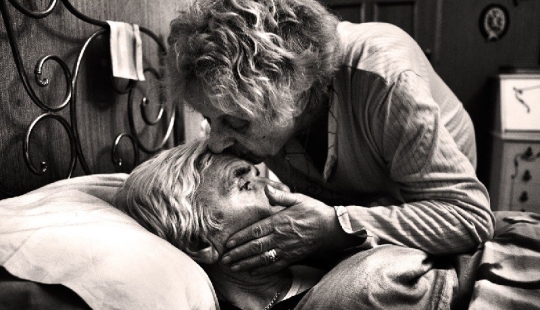 "Love is stronger than disease": a photo project about how an elderly couple struggled with Alzheimer's disease