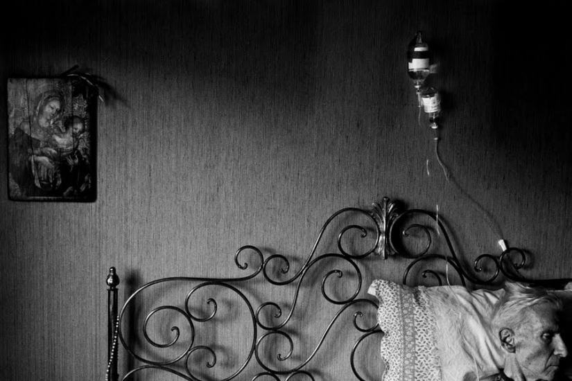 "Love is stronger than disease": a photo project about how an elderly couple struggled with Alzheimer's disease "Love is stronger than disease": a photo project about how an elderly couple struggled with Alzheimer's disease