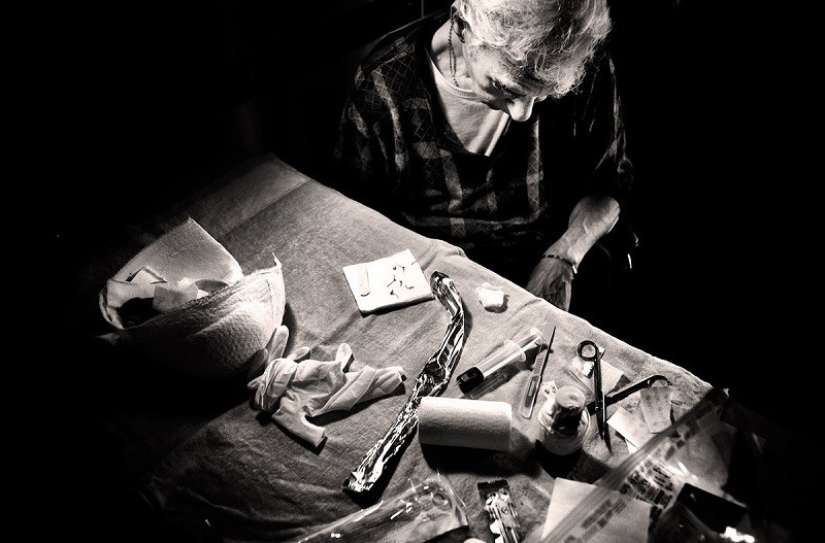 "Love is stronger than disease": a photo project about how an elderly couple struggled with Alzheimer's disease "Love is stronger than disease": a photo project about how an elderly couple struggled with Alzheimer's disease