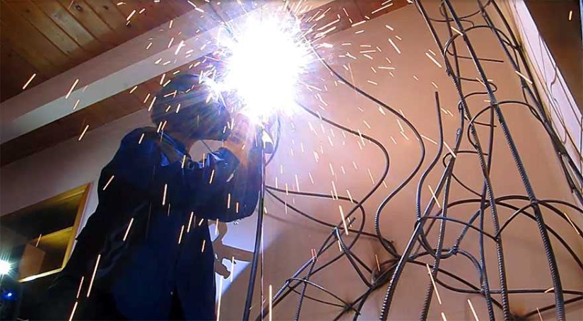 Loving dad created a magic tree in his daughter's bedroom in 18 months Loving dad created a magic tree in his daughter's bedroom in 18 months