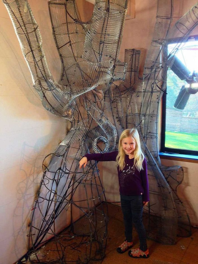Loving dad created a magic tree in his daughter's bedroom in 18 months Loving dad created a magic tree in his daughter's bedroom in 18 months
