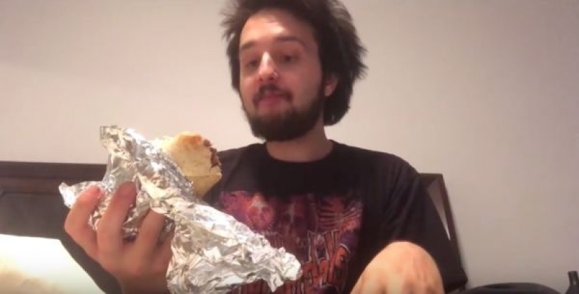Lugar satisfactorio: la chica renunció a devorar comida rápida frente a la cámara y la subió a YouTube