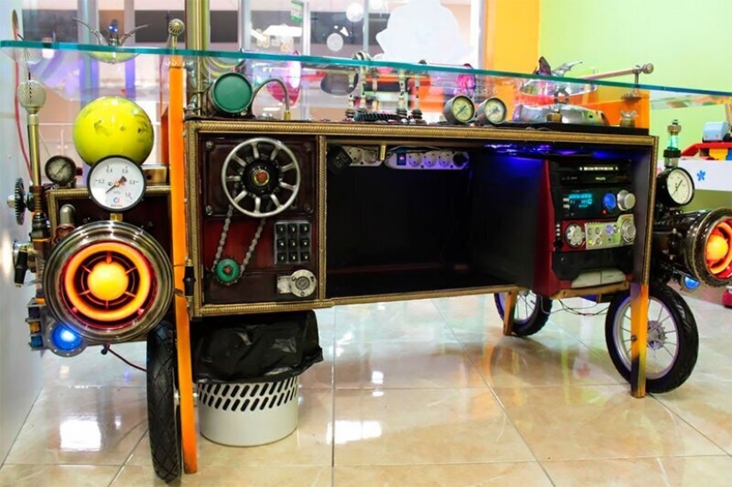 Magic house in Sergievo: dacha on wheels and steampunk museum