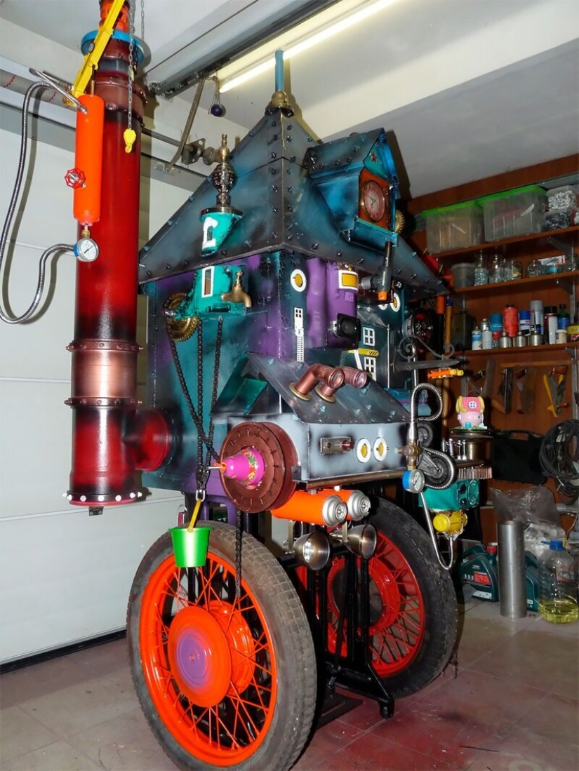 Magic house in Sergievo: dacha on wheels and steampunk museum