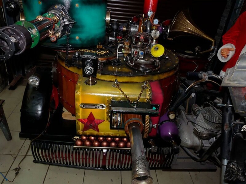 Magic house in Sergievo: dacha on wheels and steampunk museum