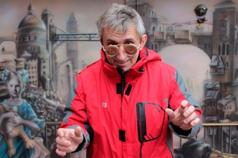 Magic house in Sergievo: dacha on wheels and steampunk museum