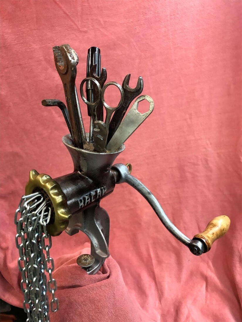 Magic house in Sergievo: dacha on wheels and steampunk museum