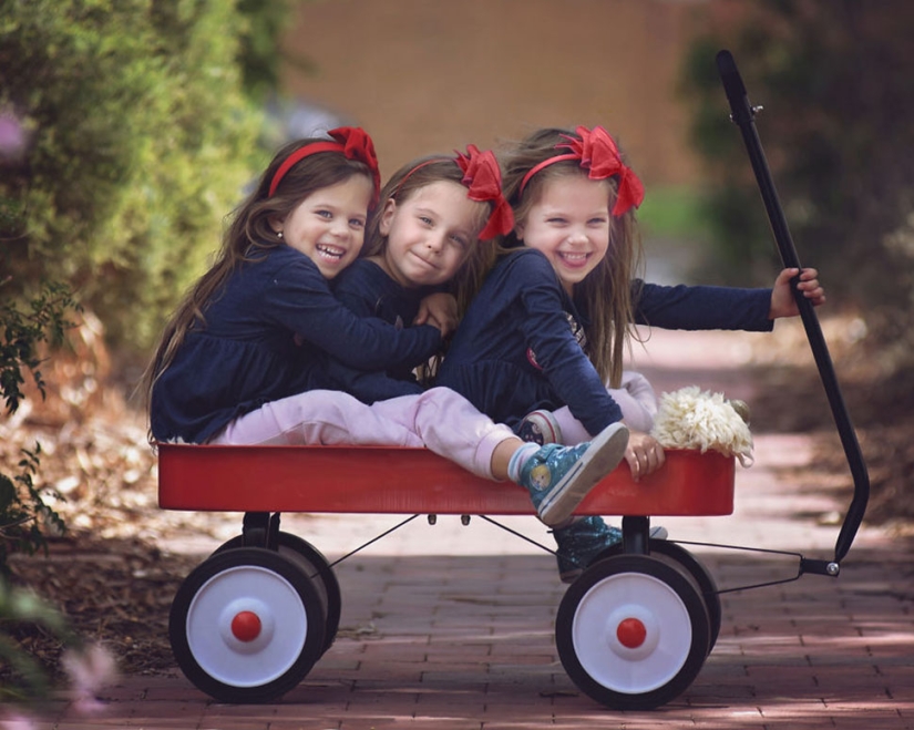 Mamá toma fotos de sus hijas trillizas mientras crecen, y es adorable