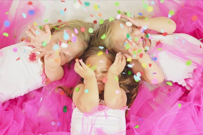 Mamá toma fotos de sus hijas trillizas mientras crecen, y es adorable