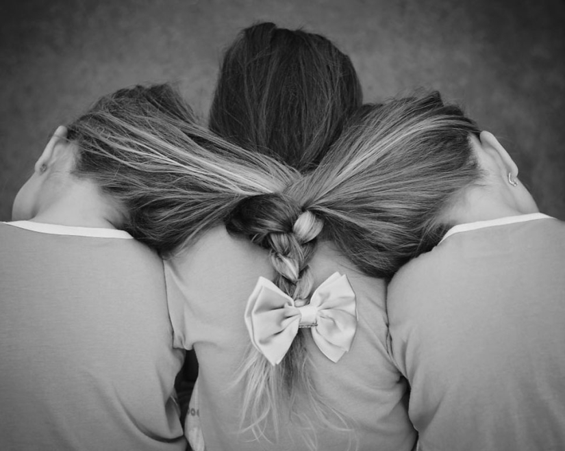 Mamá toma fotos de sus hijas trillizas mientras crecen, y es adorable