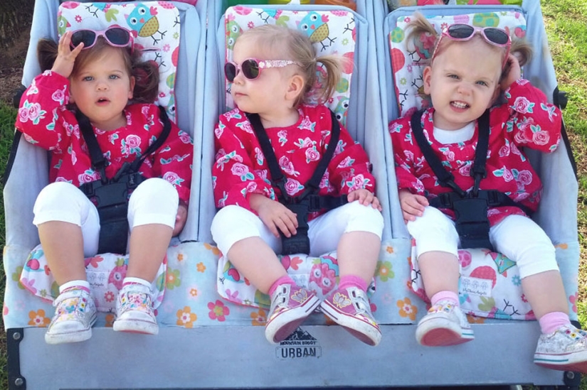 Mamá toma fotos de sus hijas trillizas mientras crecen, y es adorable