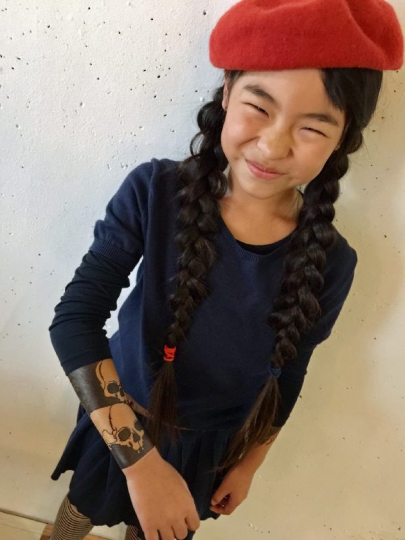 Manzana del manzano: Una japonesa de 10 años se hace un tatuaje, siguiendo los pasos de su padre