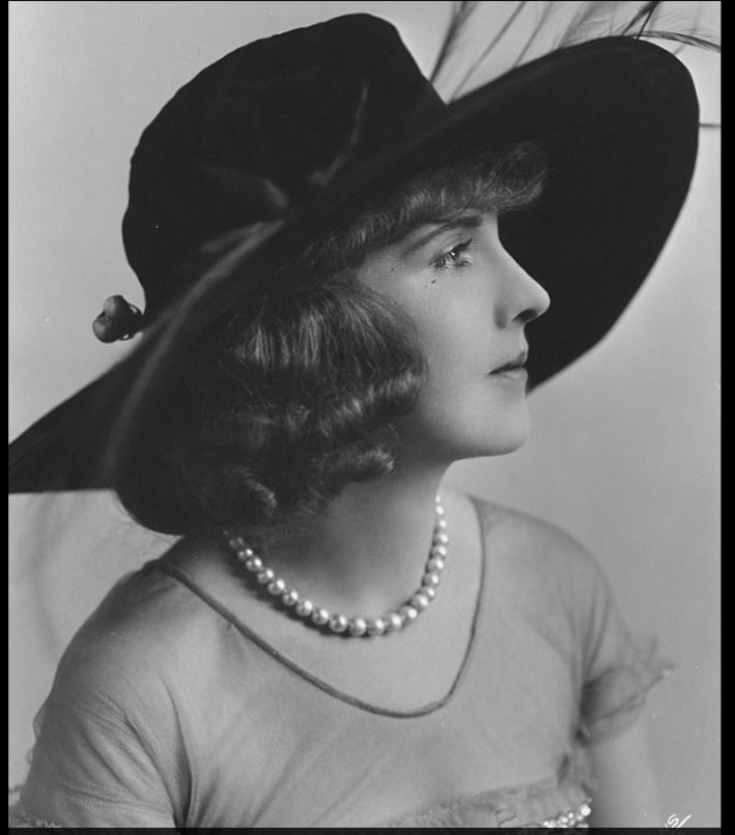 Marble in a bra and gold on a wig: how famous beauties of the past preened