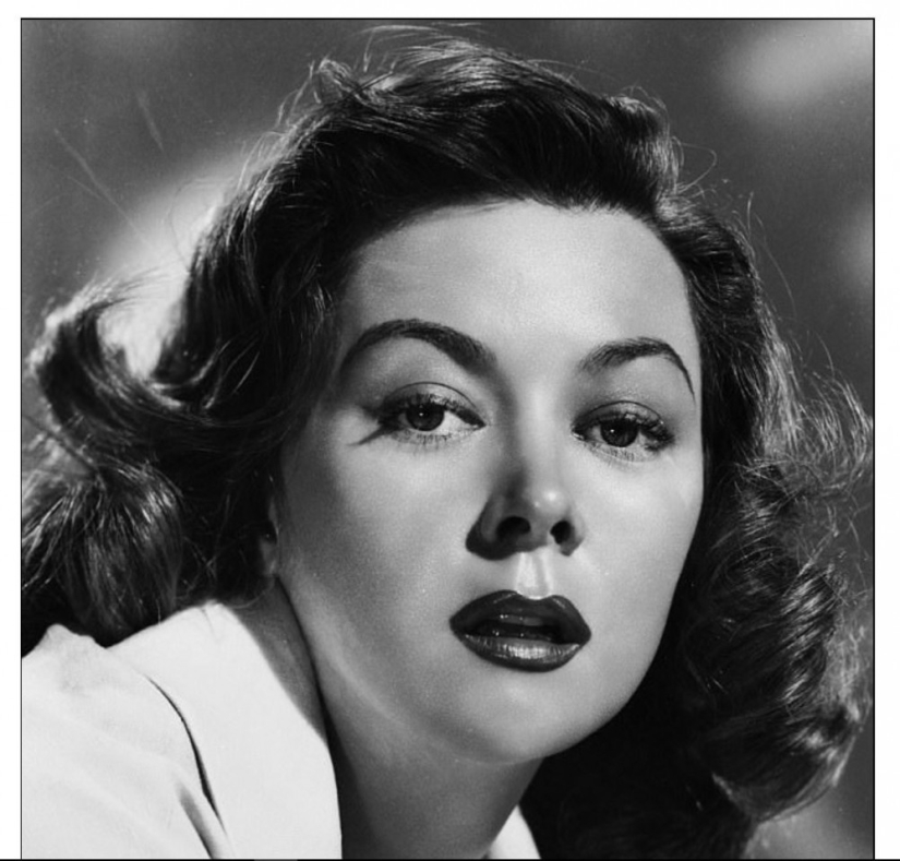 Marble in a bra and gold on a wig: how famous beauties of the past preened