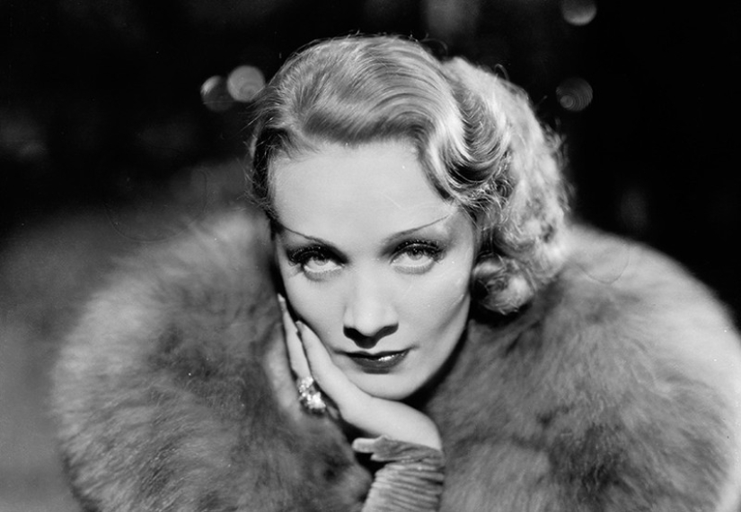 Marble in a bra and gold on a wig: how famous beauties of the past preened