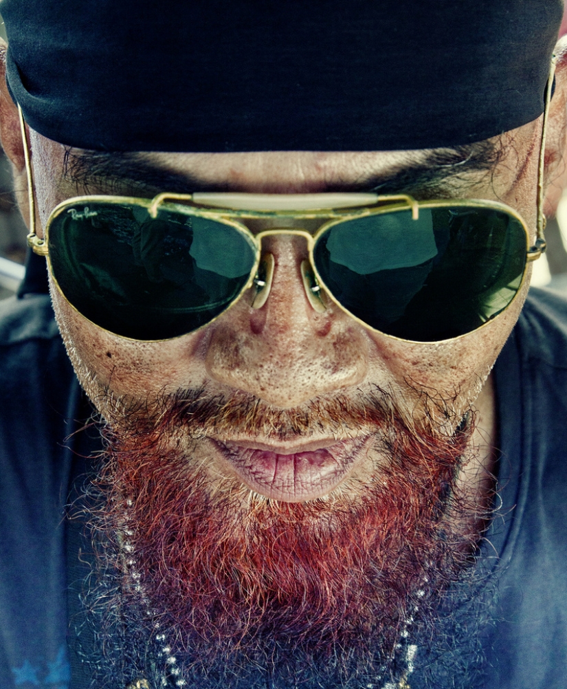 "Me fascina el misterio que esconden los rostros": los expresivos retratos de Billy Plummer