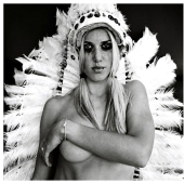 "Me fascina el misterio que esconden los rostros": los expresivos retratos de Billy Plummer