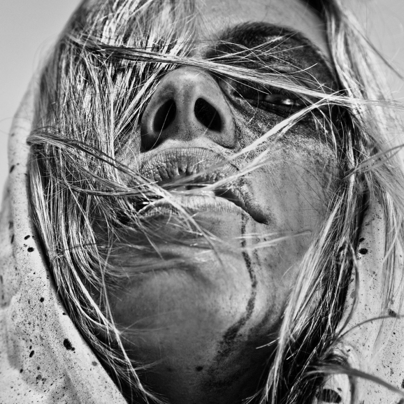 "Me fascina el misterio que esconden los rostros": los expresivos retratos de Billy Plummer