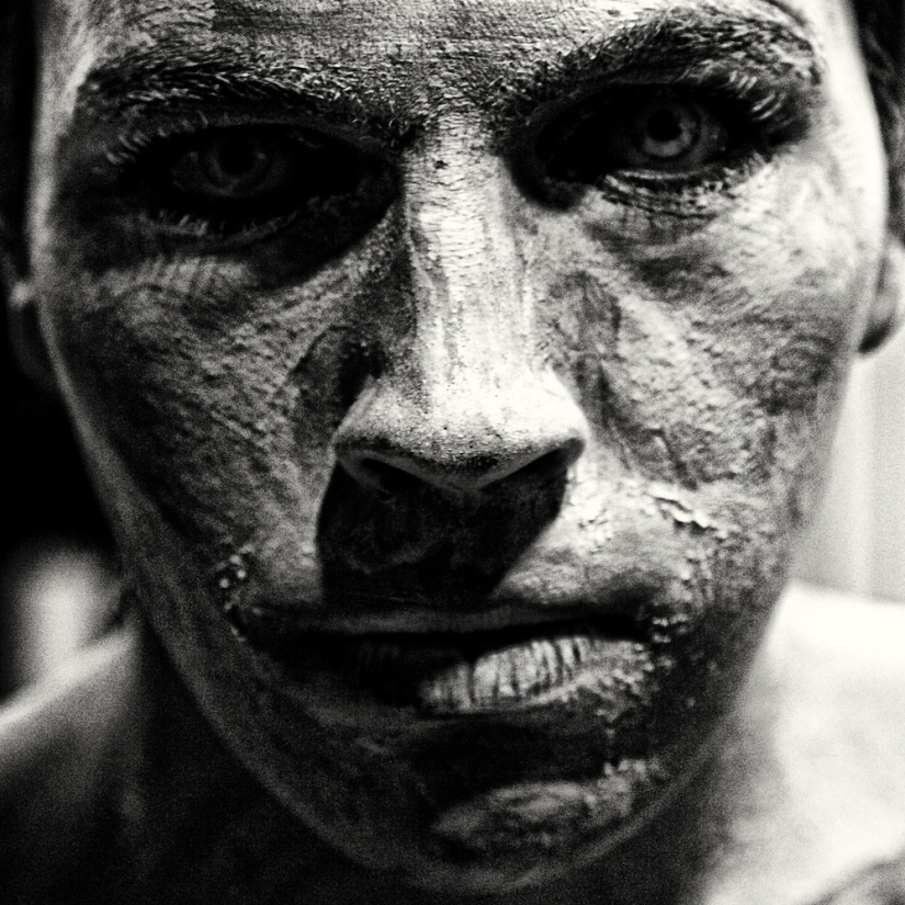 "Me fascina el misterio que esconden los rostros": los expresivos retratos de Billy Plummer