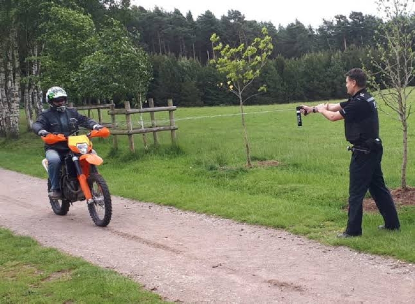 ¡Mea al intruso! Policía británica armada con pistolas de agua