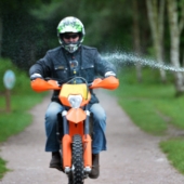 ¡Mea al intruso! Policía británica armada con pistolas de agua