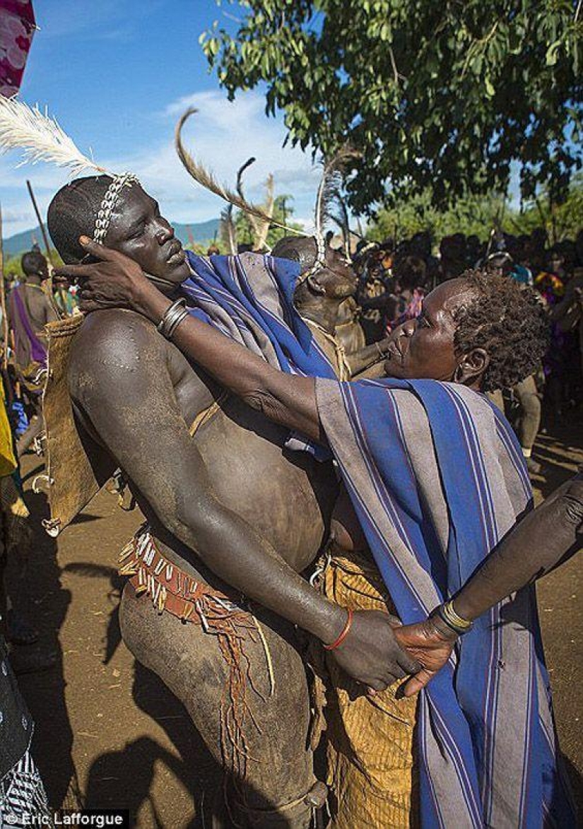 Men of the Ethiopian tribe drink blood with milk to get the title of the fattest inhabitant of the village Men of the Ethiopian tribe drink blood with milk to get the title of the fattest inhabitant of the village