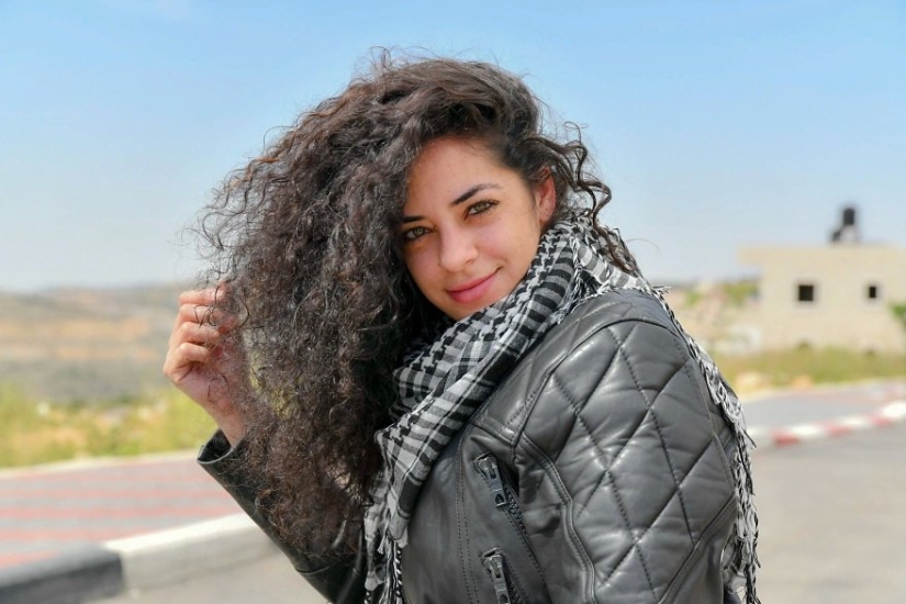 Middle Eastern women on bikes in the project of French photojournalist Gilles Bader