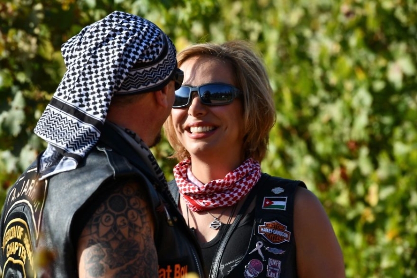 Middle Eastern women on bikes in the project of French photojournalist Gilles Bader