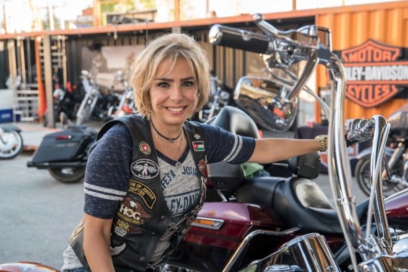 Middle Eastern women on bikes in the project of French photojournalist Gilles Bader
