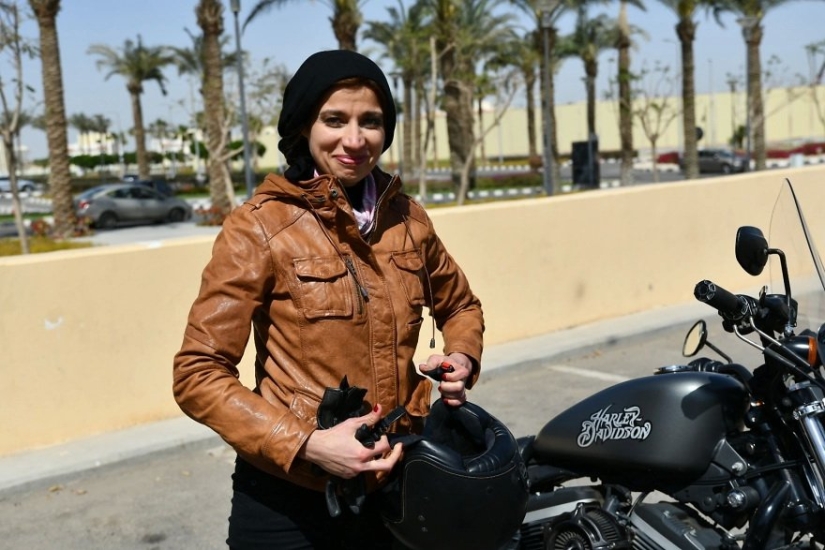 Middle Eastern women on bikes in the project of French photojournalist Gilles Bader