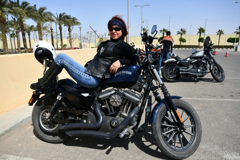 Middle Eastern women on bikes in the project of French photojournalist Gilles Bader