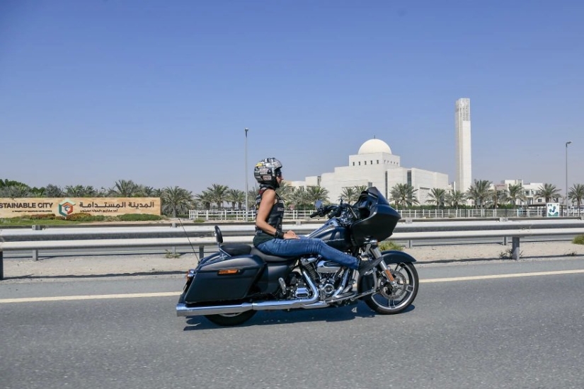 Middle Eastern women on bikes in the project of French photojournalist Gilles Bader