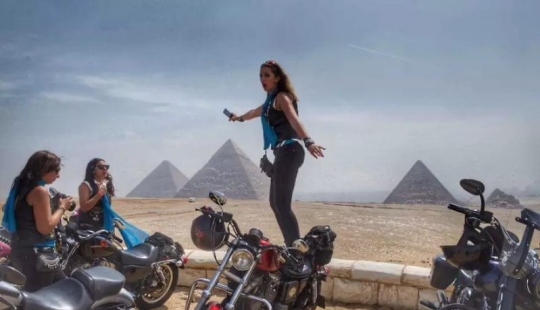 Middle Eastern women on bikes in the project of French photojournalist Gilles Bader Middle Eastern women on bikes in the project of French photojournalist Gilles Bader