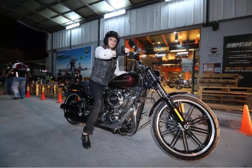 Middle Eastern women on bikes in the project of French photojournalist Gilles Bader