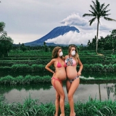 Mientras los residentes de Bali se alejan del volcán, los turistas son fotografiados con el telón de fondo de las emisiones de cenizas