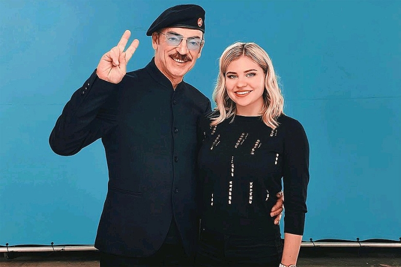 Mil diablos! La nieta de 20 años de Mikhail Boyarsky golpeó con sus formas Mil diablos! La nieta de 20 años de Mikhail Boyarsky golpeó con sus formas